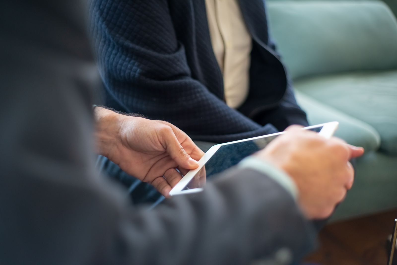 Dos profesionales revisando información comercial en una tableta durante una reunión